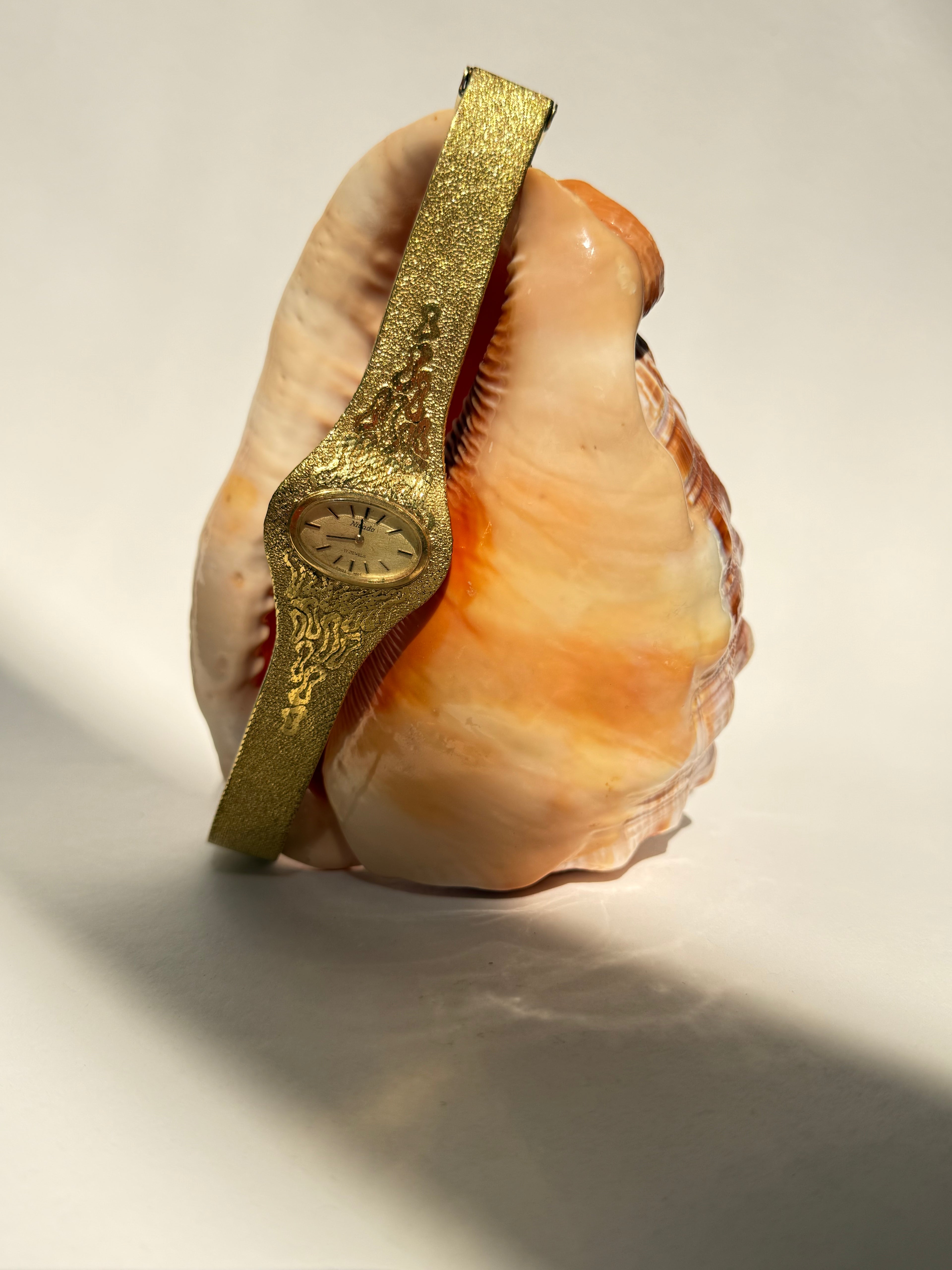 GOLDEN NUGGET HORIZONTAL OVAL WRIST WATCH